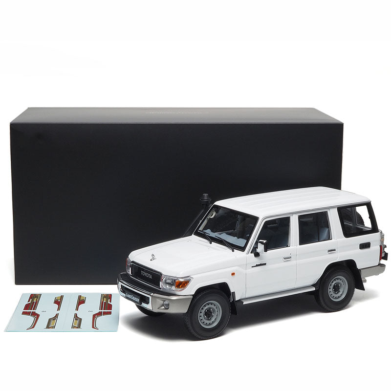 AlmostReal LC76 2017 Toyota Land Cruiser 1/18 alloy car model（870101）