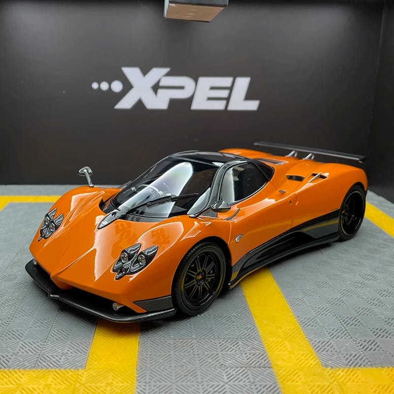 Fast reales AR+1/18 Pagani Zonda F 2005 Carbon Fiber Edition Automodell