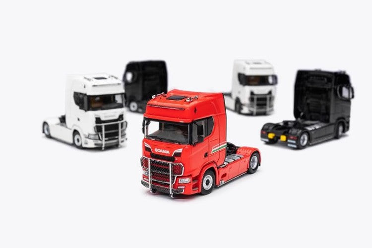 Kengfai 1:64 Flying Wing Enclosed Double Decker Scania S730 Transporter Alloy Car Models