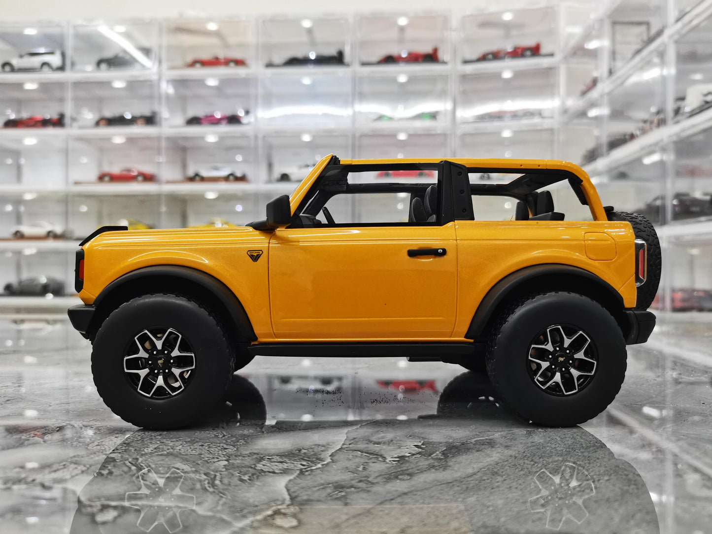 GT Spirit 1/18 Ford Bronco - 2021 Resin Car Model GT858