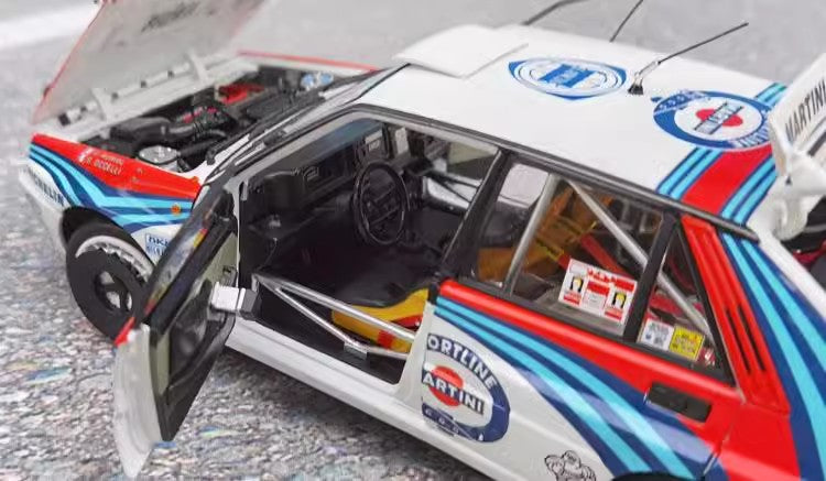 Kyosho 1:18 Lancia Delta HF Integrale Martini #5 car model car models