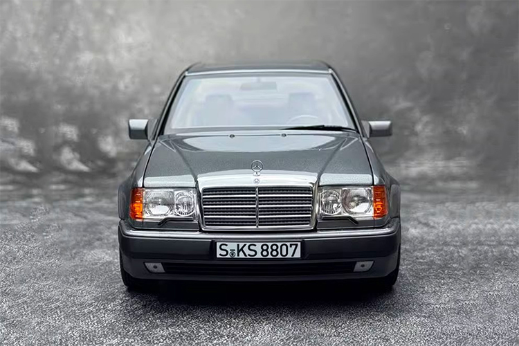 E-Class 1:18 Mercedes Benz 500E W124 AMG Grey Sedan Alloy Fully Open Car Model