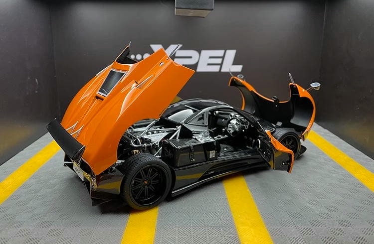 Fast reales AR+1/18 Pagani Zonda F 2005 Carbon Fiber Edition Automodell