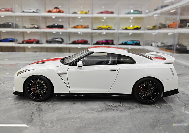 MH 1 18 Nissan GTR R35 Nissan 50th Anniversary Edition Simulation Alloy Car Model  Premium Collectible / Gifts