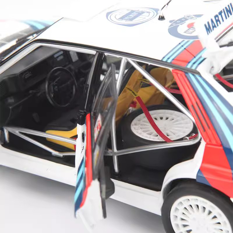 Kyosho 1:18 Lancia Delta HF Integrale Martini #5 car model car models