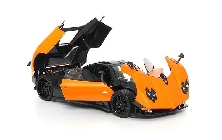 Fast reales AR+1/18 Pagani Zonda F 2005 Carbon Fiber Edition Automodell