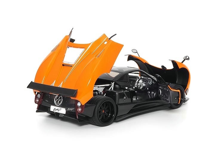 Fast reales AR+1/18 Pagani Zonda F 2005 Carbon Fiber Edition Automodell