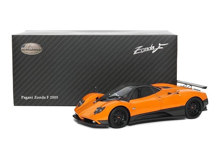 Fast reales AR+1/18 Pagani Zonda F 2005 Carbon Fiber Edition Automodell