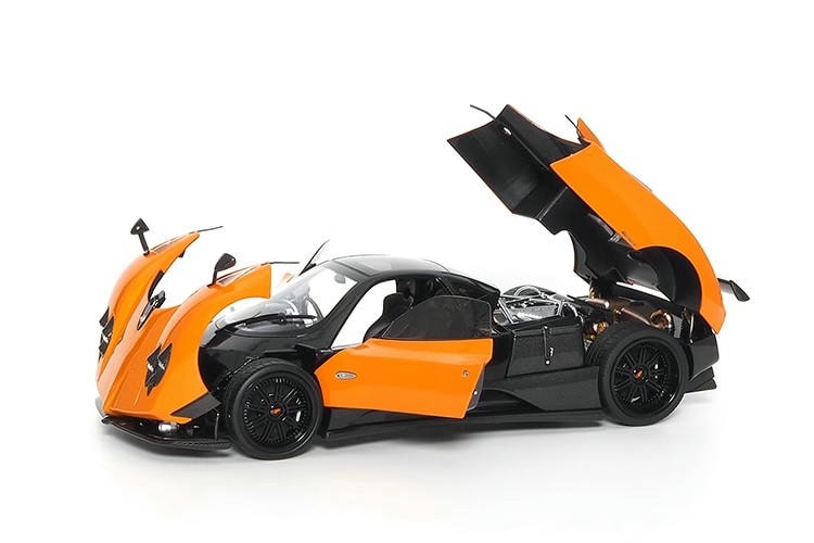 Fast reales AR+1/18 Pagani Zonda F 2005 Carbon Fiber Edition Automodell