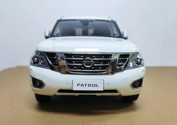 1:18 Nissan Nissan Touareg Patrol Y62 simulation diecast car model off-road collectibles