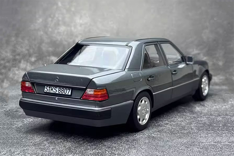 E-Class 1:18 Mercedes Benz 500E W124 AMG Grey Sedan Alloy Fully Open Car Model