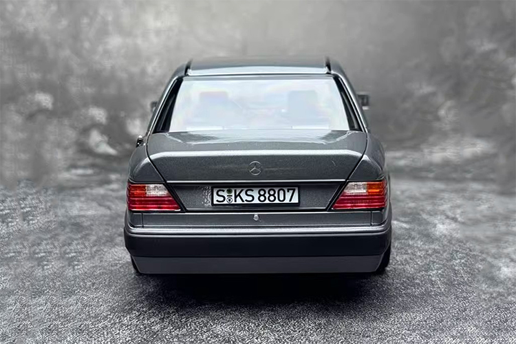 E-Class 1:18 Mercedes Benz 500E W124 AMG Grey Sedan Alloy Fully Open Car Model