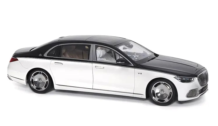 Maybach S-Class 2021 Diecast Model – 1/18 Scale Collectible Car Model (Black and White)