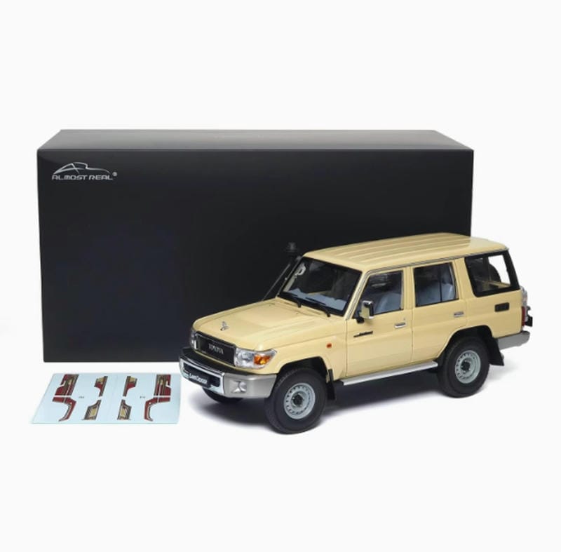 AlmostReal LC76 2017 Toyota Land Cruiser 1/18 alloy car model（870101）