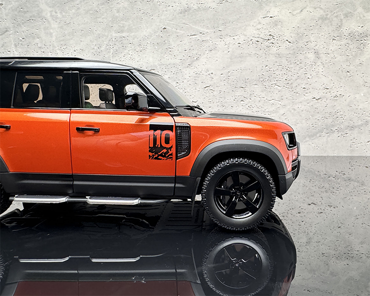 AR 1:18 New Land Rover Defender 110 Kit Edition 2020 Diecast Car Model Orange & Black Commemorative Edition