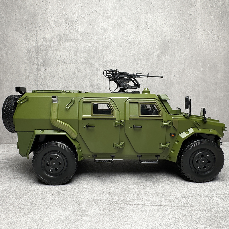 Dongfeng New Mengshi military-green 70th Anniversary Parade Off road Armored Vehicle Alloy Simulation Car Model 1:18 Original Factory