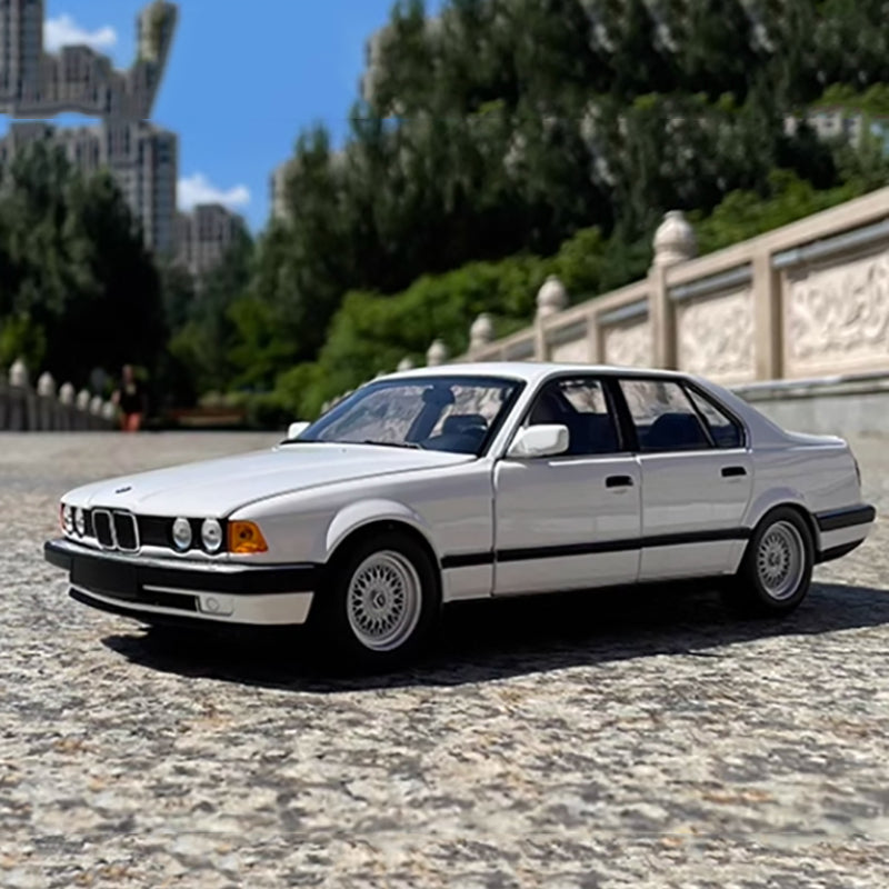 1: 18 MINICHAMPS BMW730I (E32) 1986 Alloy Automotive Model 7 Series