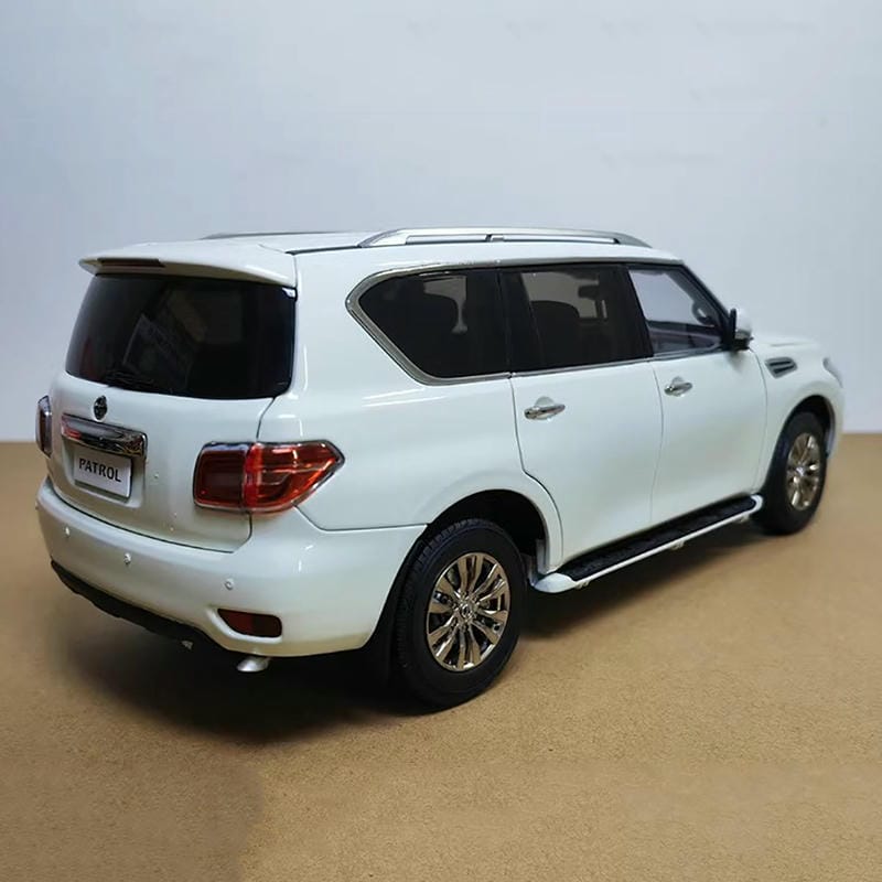 1:18 Nissan Nissan Touareg Patrol Y62 simulation diecast car model off-road collectibles