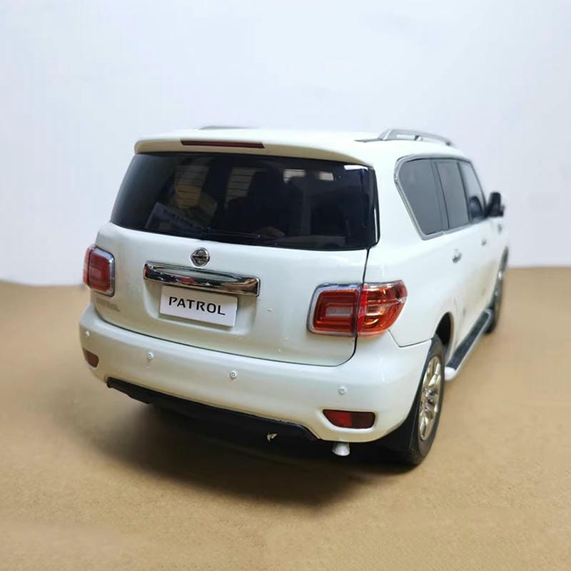 1:18 Nissan Nissan Touareg Patrol Y62 simulation diecast car model off-road collectibles