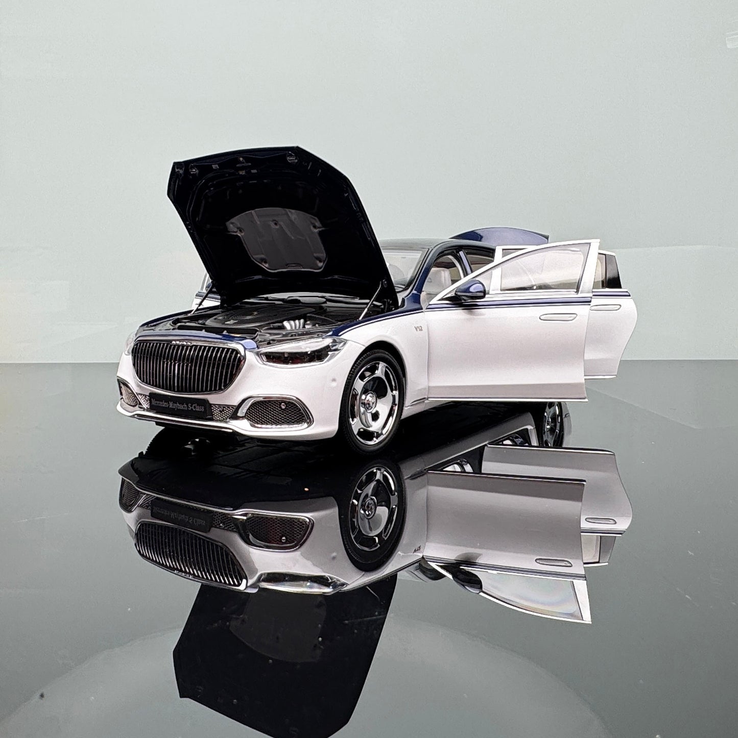 Maybach S-Class 2021 Diecast Model – 1/18 Scale Collectible Car Model (Blue and White)