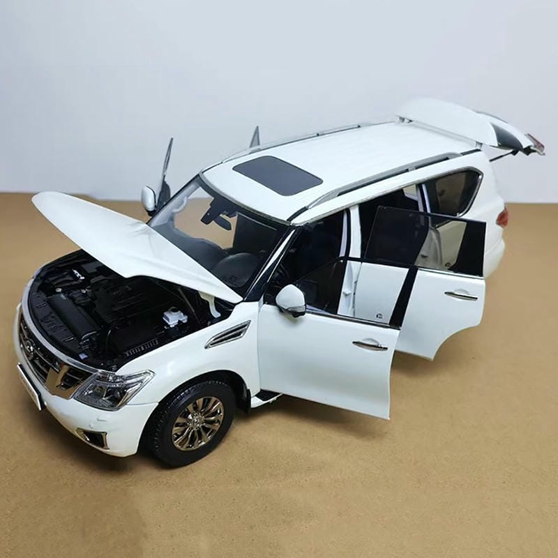 1:18 Nissan Nissan Touareg Patrol Y62 simulation diecast car model off-road collectibles