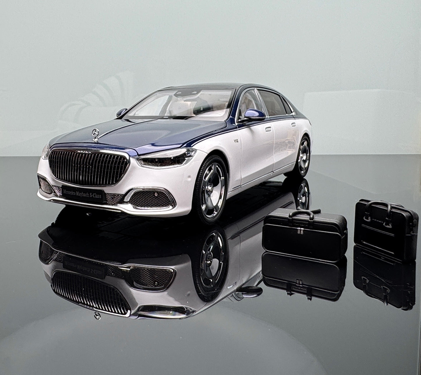 Maybach S-Class 2021 Diecast Model – 1/18 Scale Collectible Car Model (Blue and White)